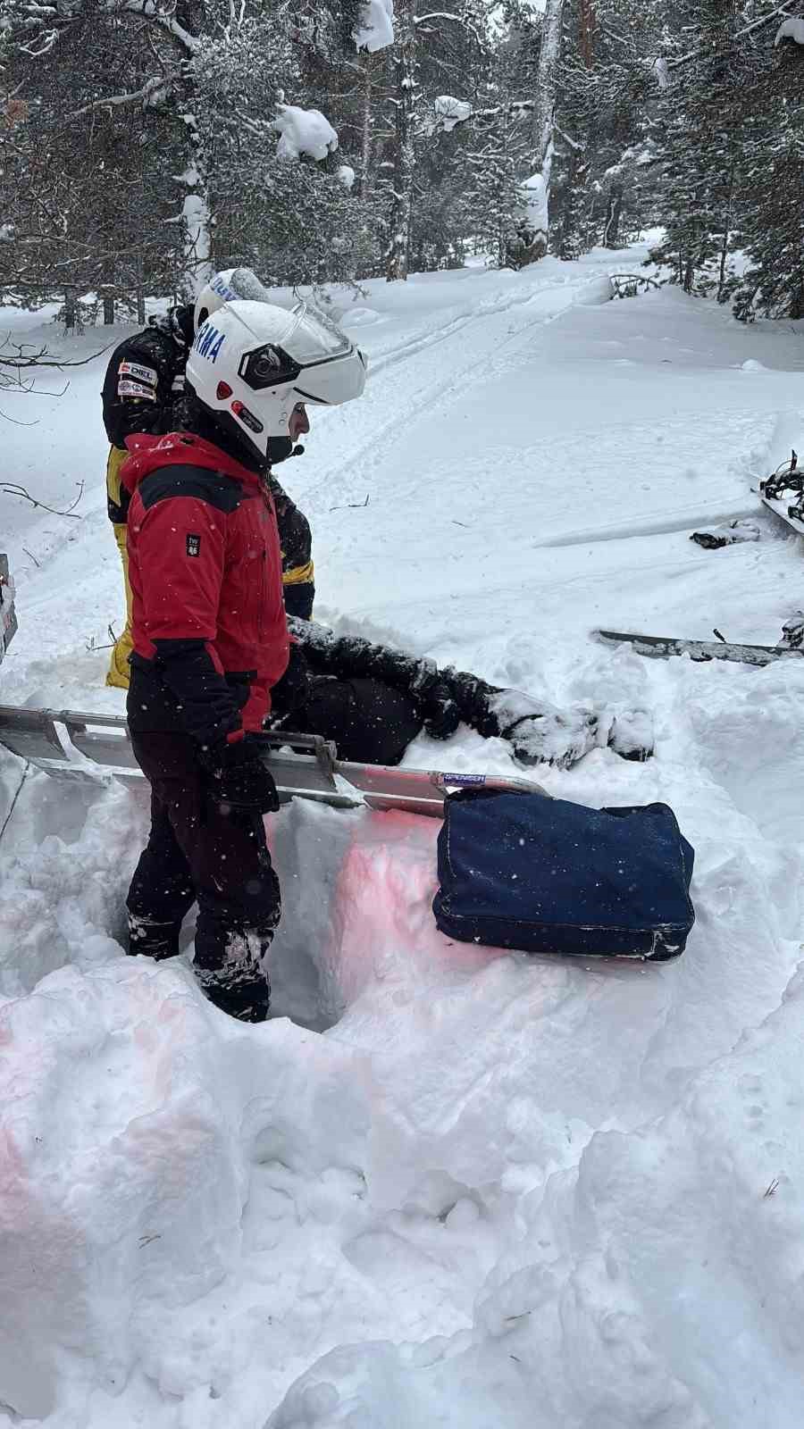 Sarıkamış’ta düşerek ayağını kıran kadının imdadına JAK ekipleri yetişti
