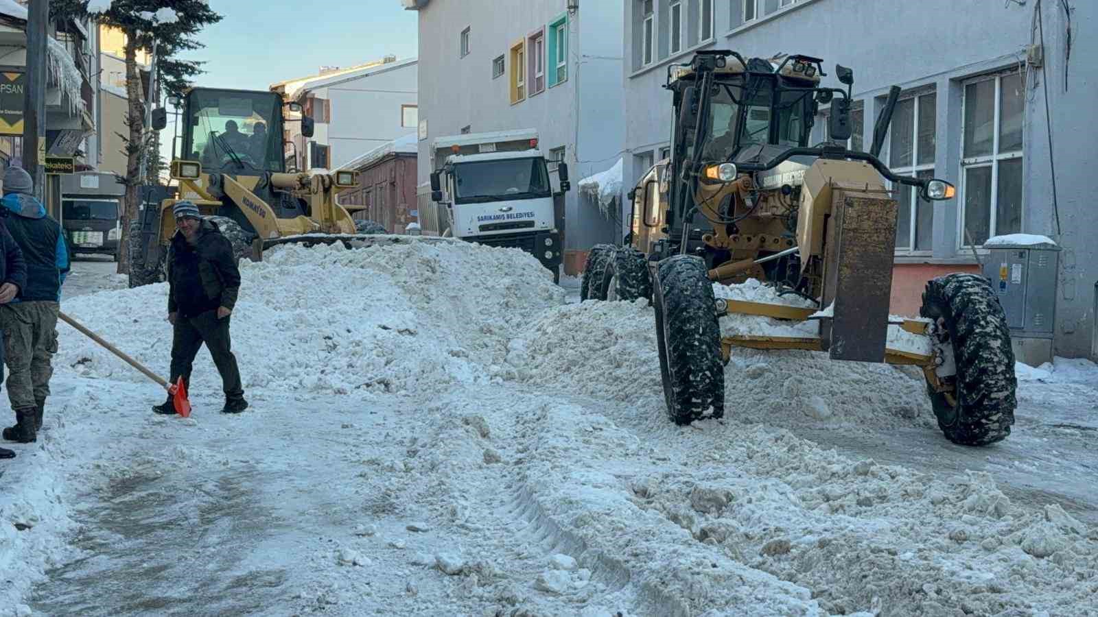 Sarıkamış’ta kar seferberliği: İlçe merkezinden 600 kamyon kar taşındı
