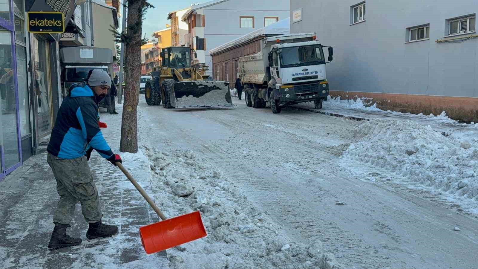 Sarıkamış’ta kar seferberliği: İlçe merkezinden 600 kamyon kar taşındı
