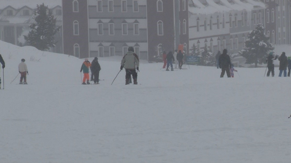 Sarıkamış’ta kar yağışı altında kayak ve snowboard keyfi
