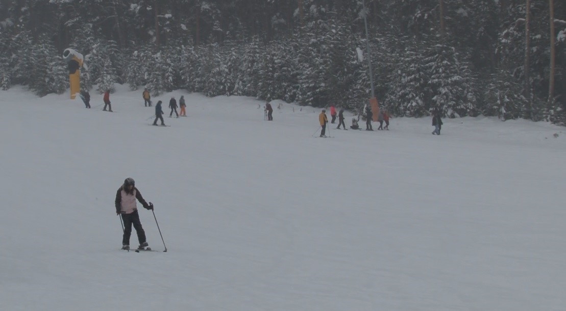 Sarıkamış’ta kar yağışı altında kayak ve snowboard keyfi
