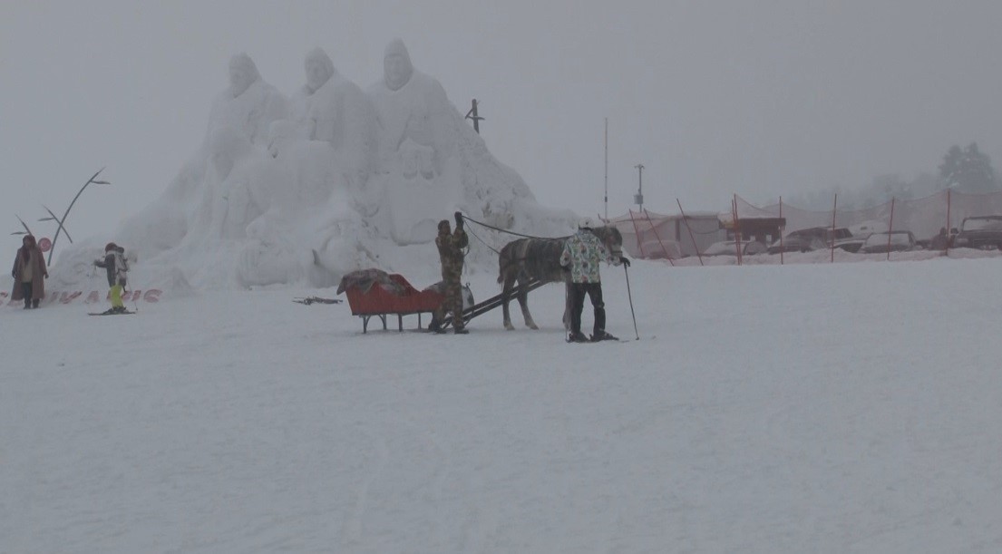 Sarıkamış’ta kar yağışı altında kayak ve snowboard keyfi
