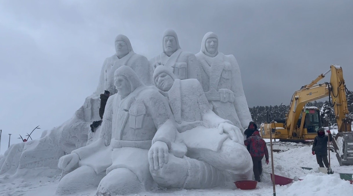 Sarıkamış’ta kardan heykellerin yapımı tamamlandı

