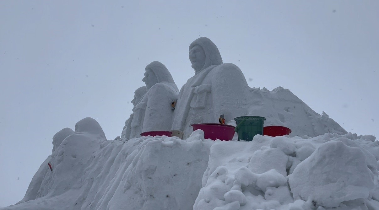 Sarıkamış’ta kardan heykellerin yapımı tamamlandı
