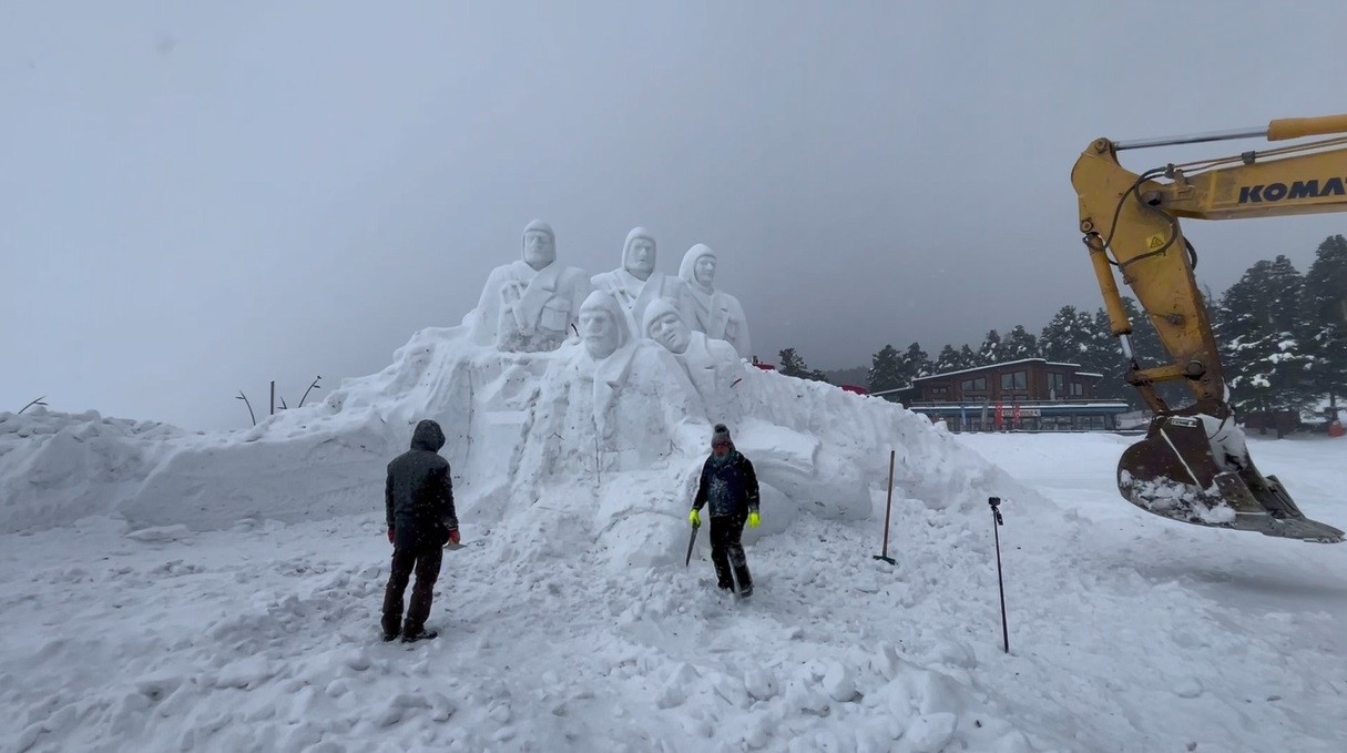Sarıkamış’ta kardan heykellerin yapımı tamamlandı
