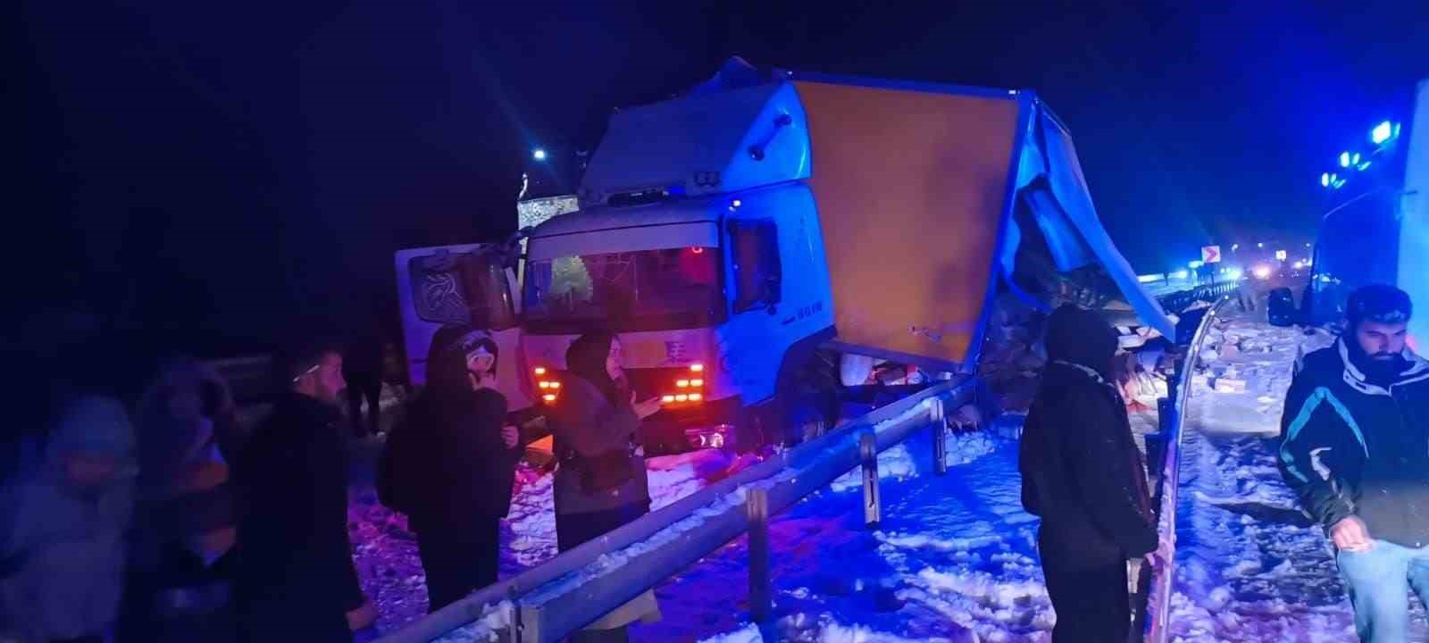 Sarıkamış’ta otobüs kamyona çarpı: 9 yaralı
