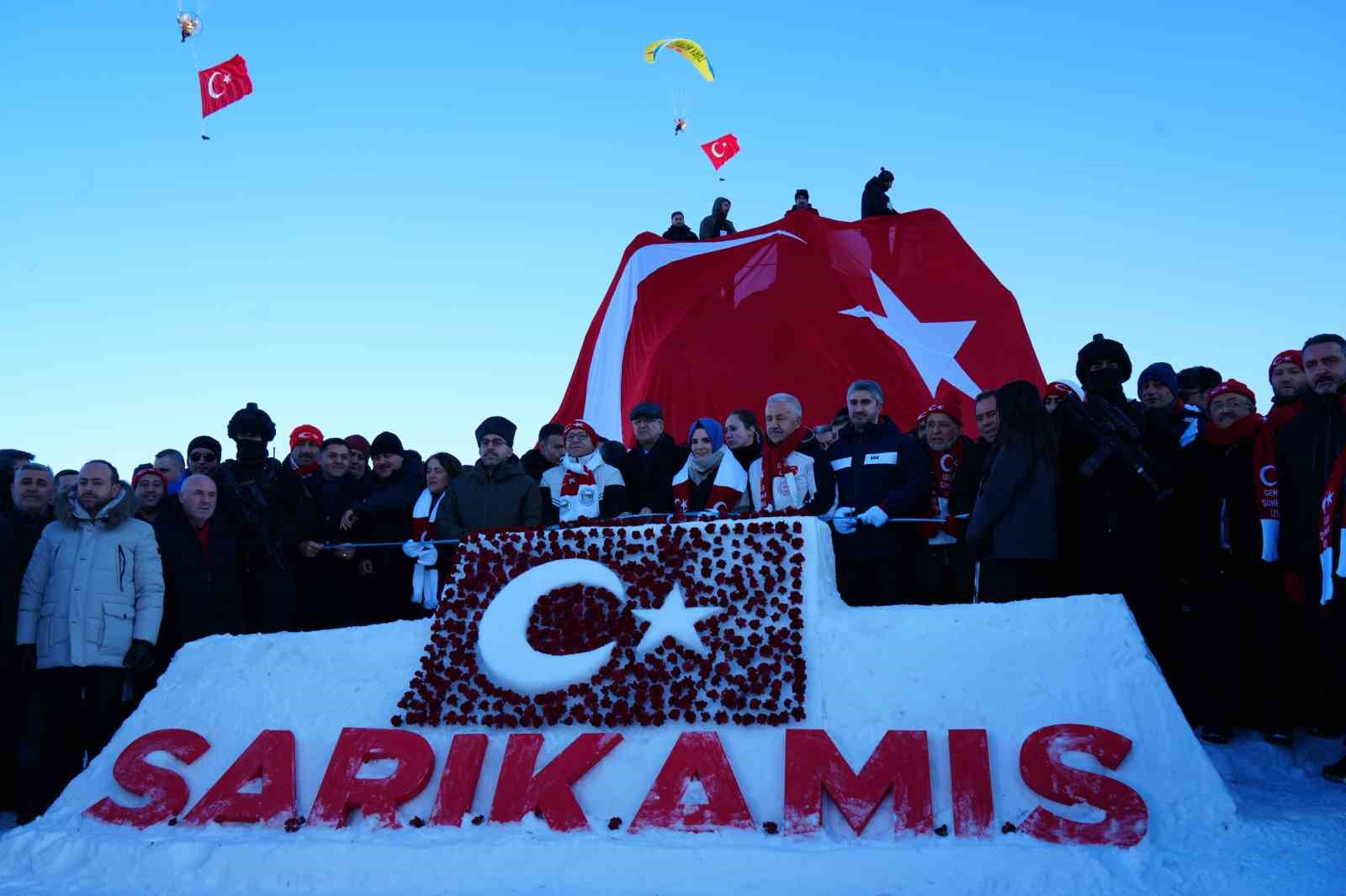 Sarıkamış’ta şehitler anısına kardan heykeller açıldı
