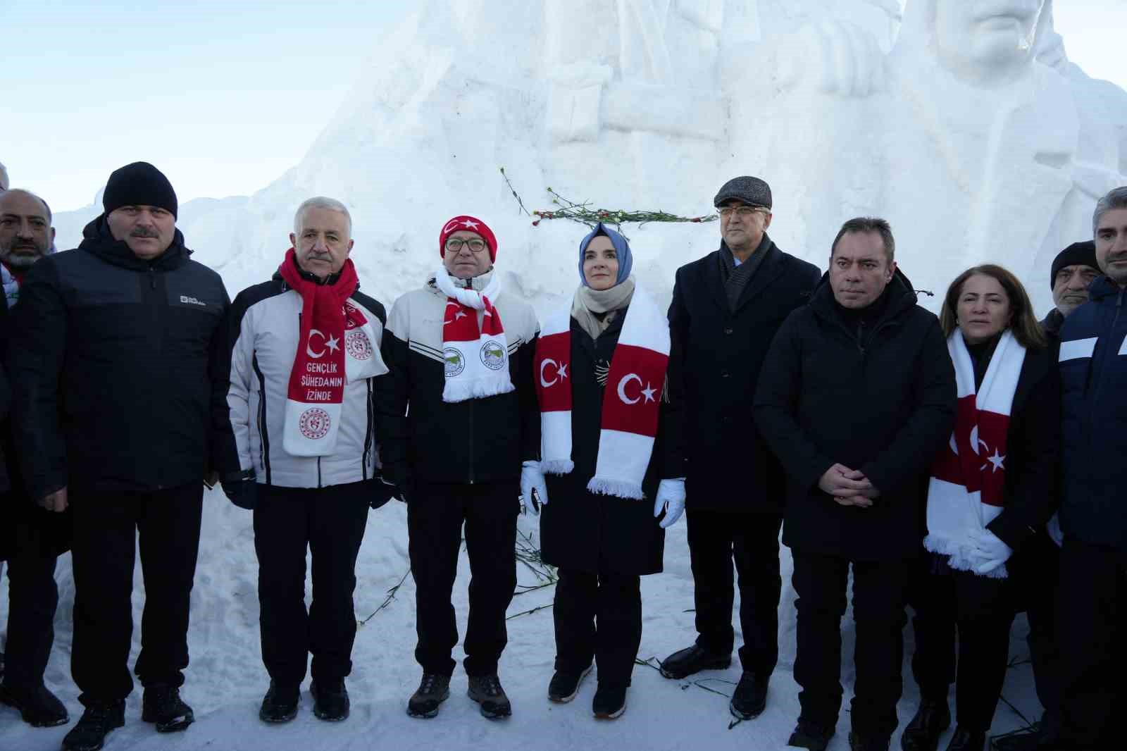 Sarıkamış’ta şehitler anısına kardan heykeller açıldı
