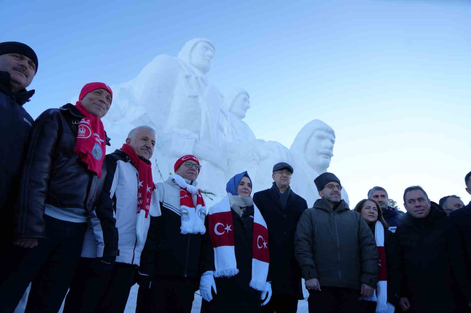 Sarıkamış’ta şehitler anısına kardan heykeller açıldı
