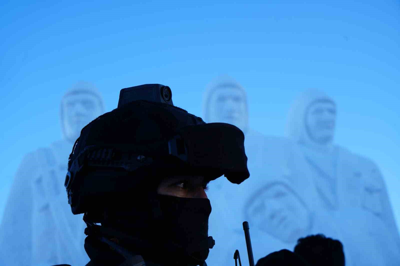 Sarıkamış’ta şehitler anısına kardan heykeller açıldı
