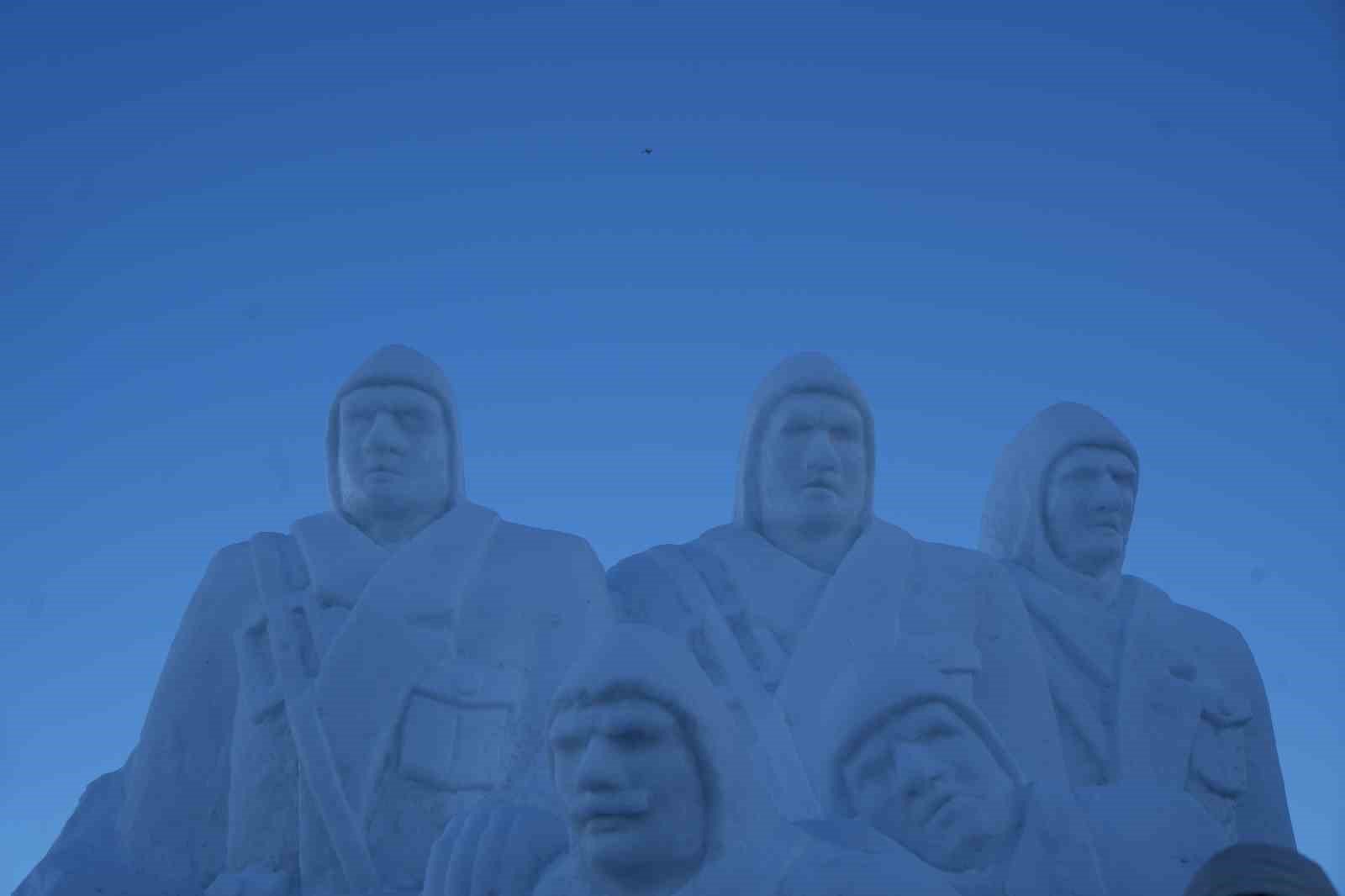 Sarıkamış’ta şehitler anısına kardan heykeller açıldı
