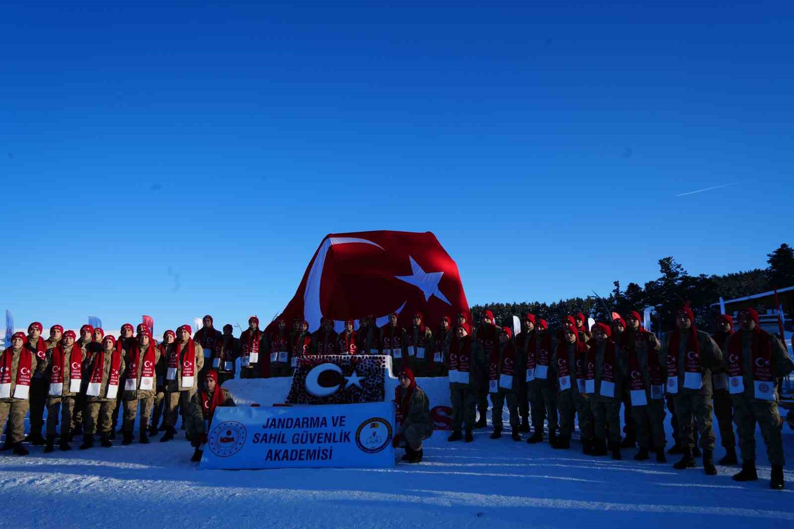 Sarıkamış’ta şehitler anısına kardan heykeller açıldı
