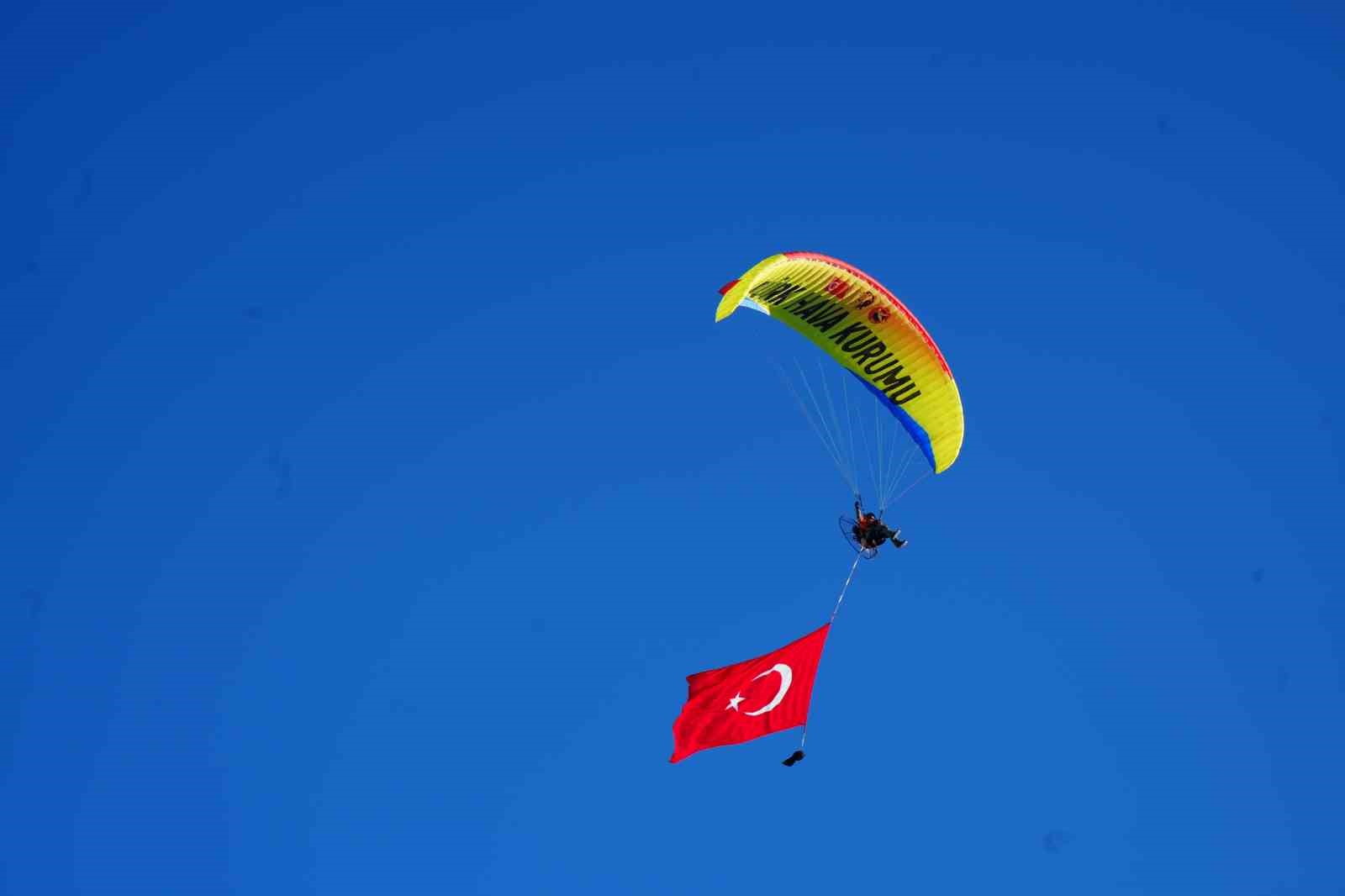 Sarıkamış’ta şehitler anısına kardan heykeller açıldı
