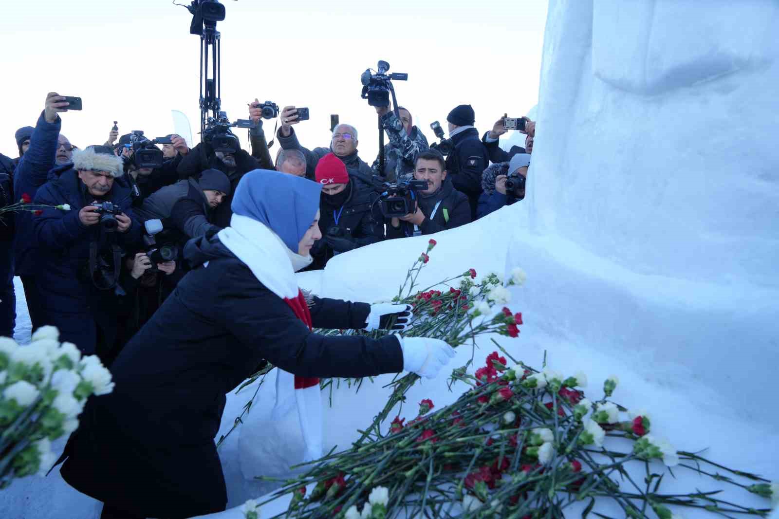 Sarıkamış’ta şehitler anısına kardan heykeller açıldı
