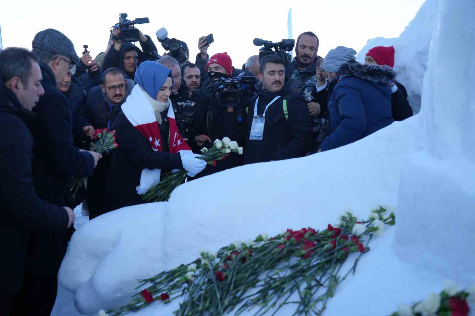 Sarıkamış’ta şehitler anısına kardan heykeller açıldı
