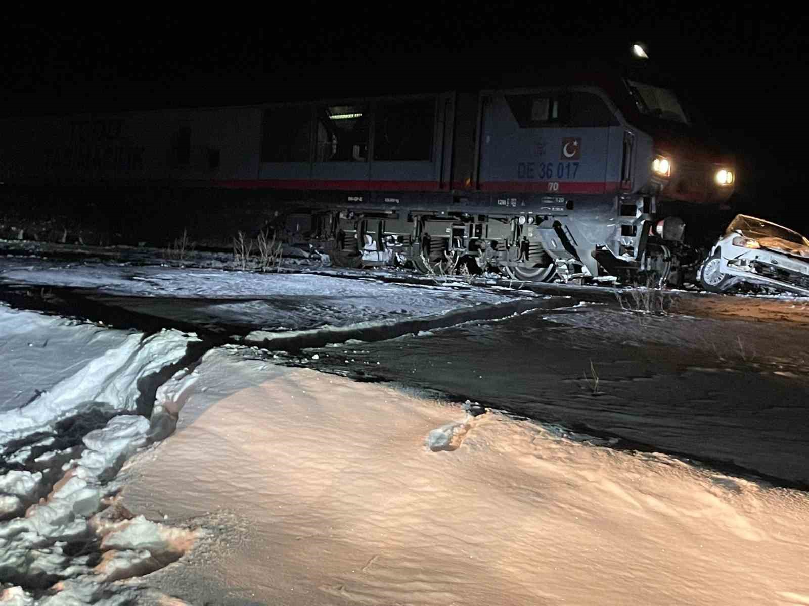 Sarıkamış’ta yük treni otomobile çarptı: 1 yaralı
