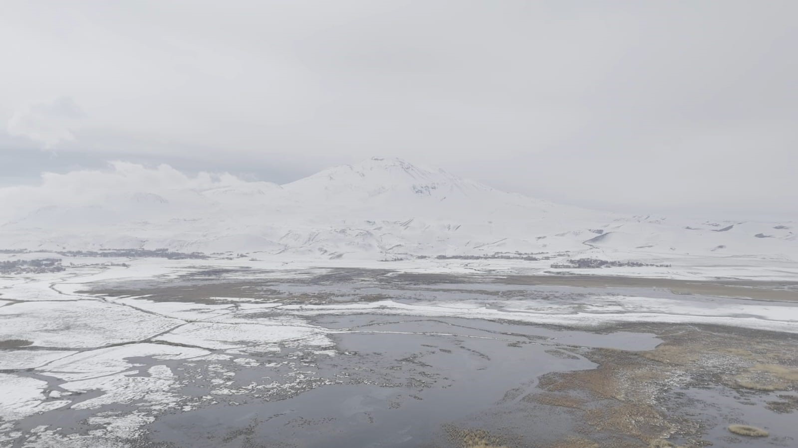 Sarısu sazlıkları ile Süphan Dağı’nın karlı zirvesi göz kamaştırıyor
