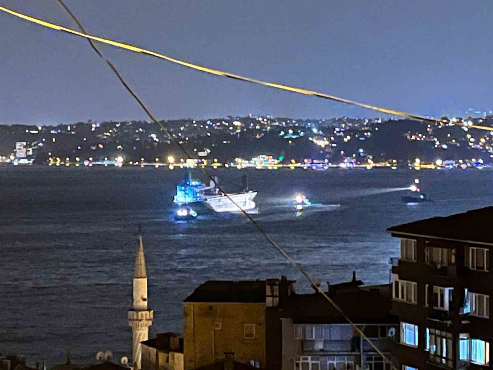 Sarıyer açıklarında kurtarılan gemi bu sefer İstanbul Boğazı’nda fırtınada savruldu
