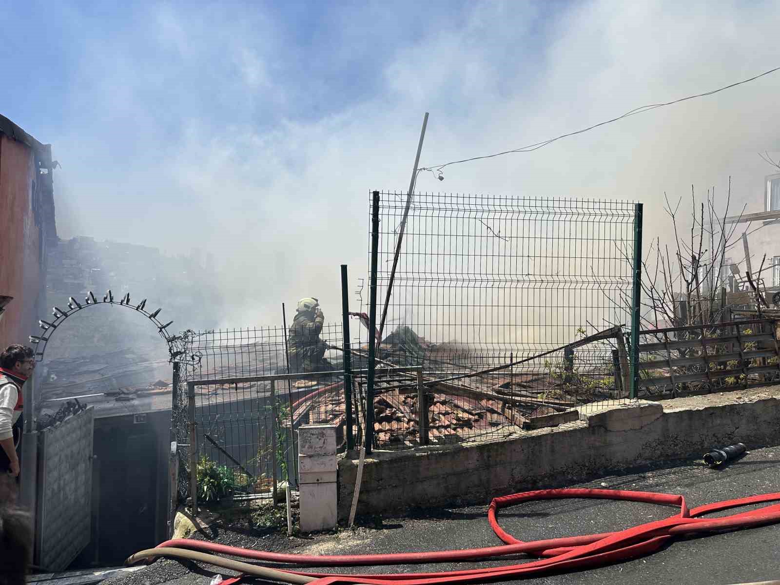 Sarıyer’de alev alev yanan gecekondu kullanılamaz hale geldi
