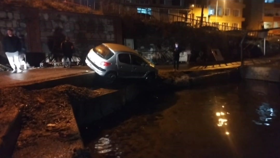 Sarıyer’de aynı yerde aynı şekilde ikinci kez bir araç mendirekte asılı kaldı. O anlar kamerada
