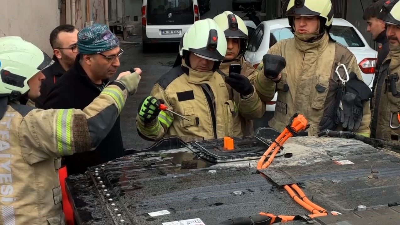 Sarıyer’de elektrikli aracın bataryasında yaşanan parlama kamerada
