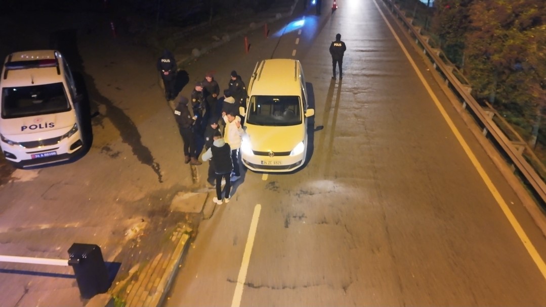 Sarıyer’de emniyet ekiplerinden yılbaşı denetimi: Aranması bulunan 6 kişi yakalandı

