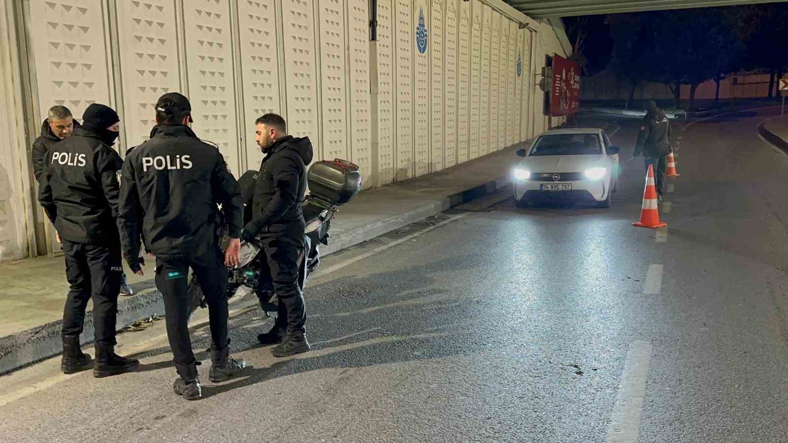 Sarıyer’de emniyet ekiplerinden yılbaşı denetimi: Aranması bulunan 6 kişi yakalandı
