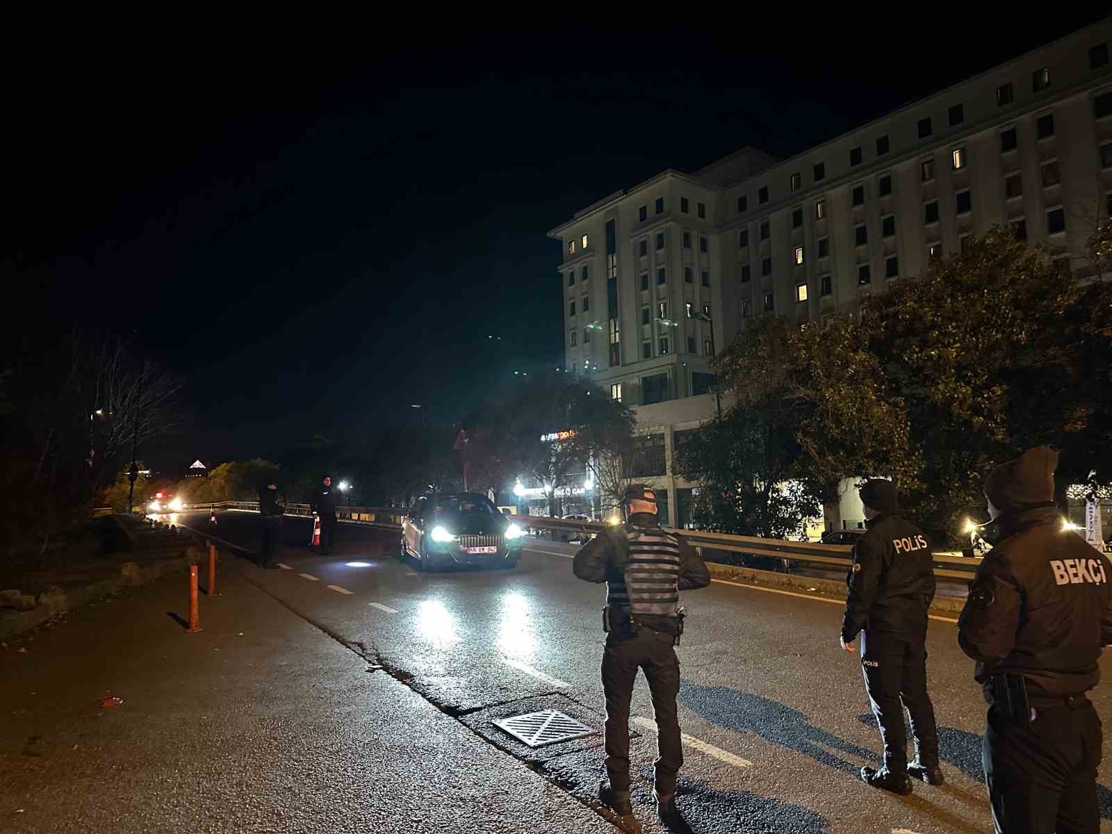 Sarıyer’de emniyet ekiplerinden yılbaşı denetimi: Aranması bulunan 6 kişi yakalandı
