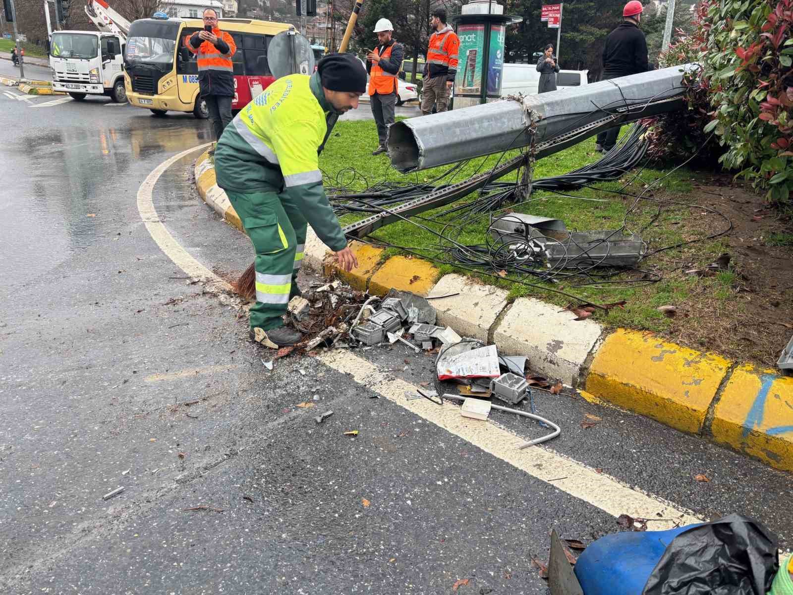 Sarıyer’de fırtına etkili oldu: Baz istasyonu ve ağaç devrildi
