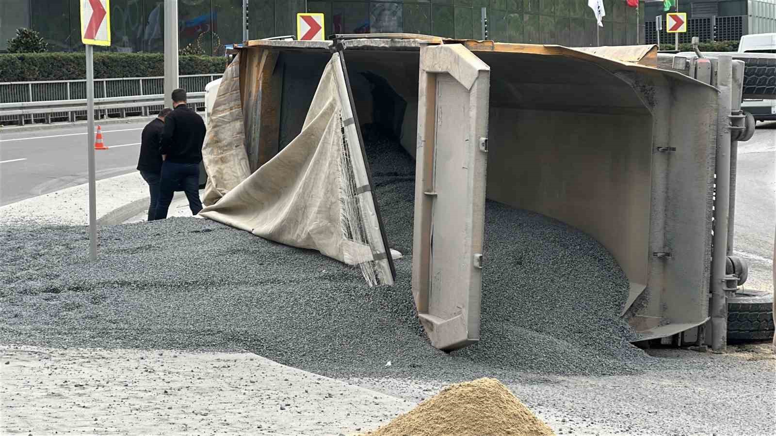 Sarıyer’de hafriyat kamyonu devrildi: Sürücü yaralandı
