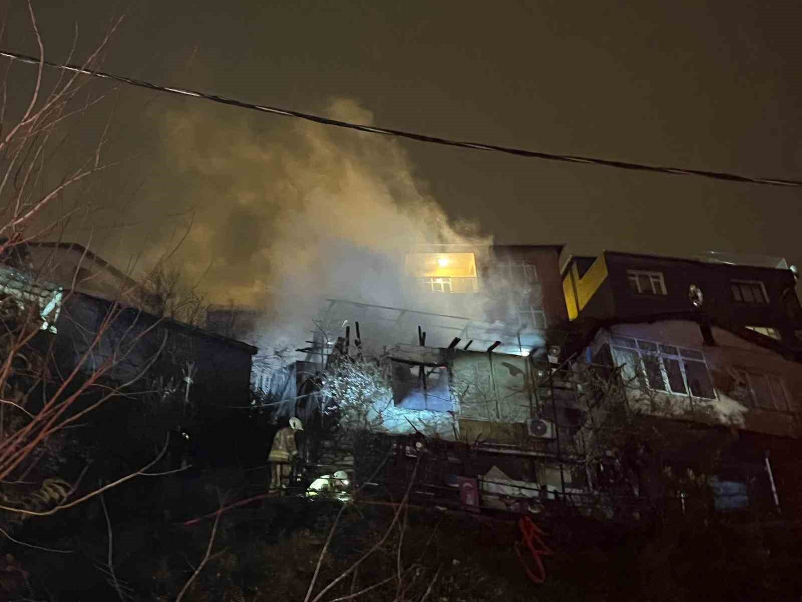 Sarıyer’de iki gecekondu alev alev yandı: 6 yaralı
