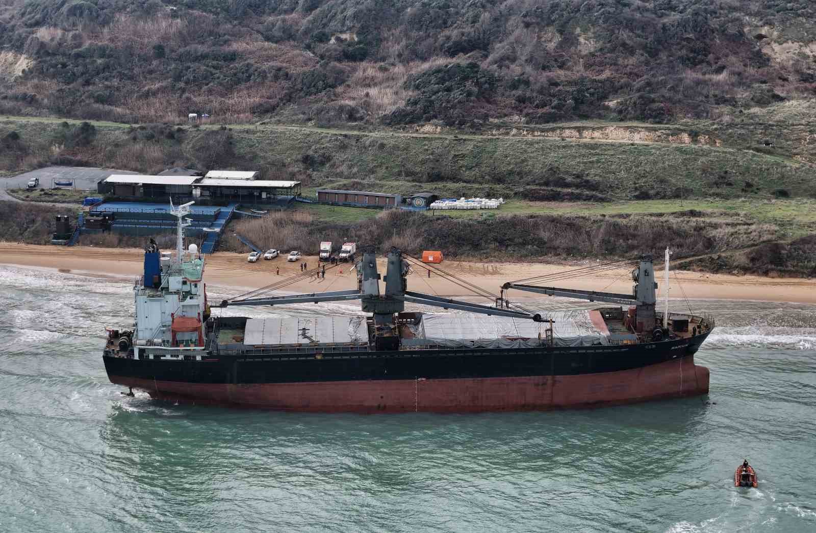 Sarıyer’de karaya oturan gemide dalgıçlar hasar tespiti yapıyor
