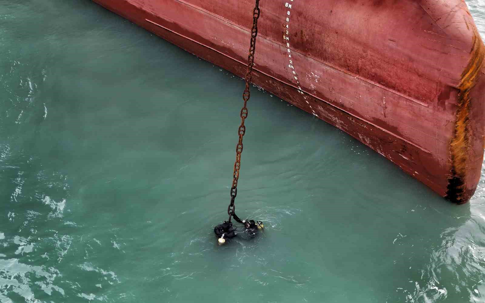 Sarıyer’de karaya oturan gemide dalgıçlar hasar tespiti yapıyor
