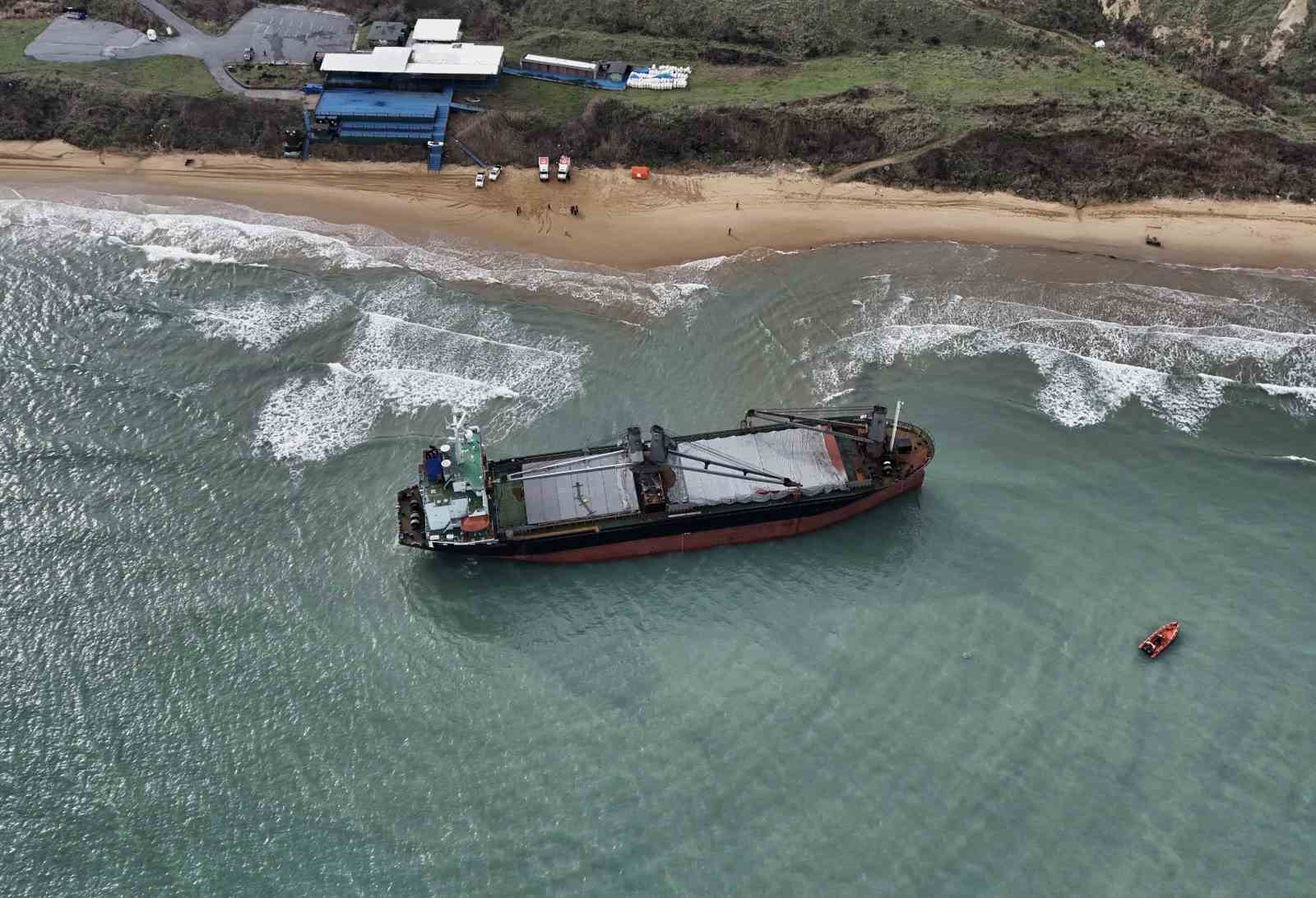 Sarıyer’de karaya oturan gemide dalgıçlar hasar tespiti yapıyor
