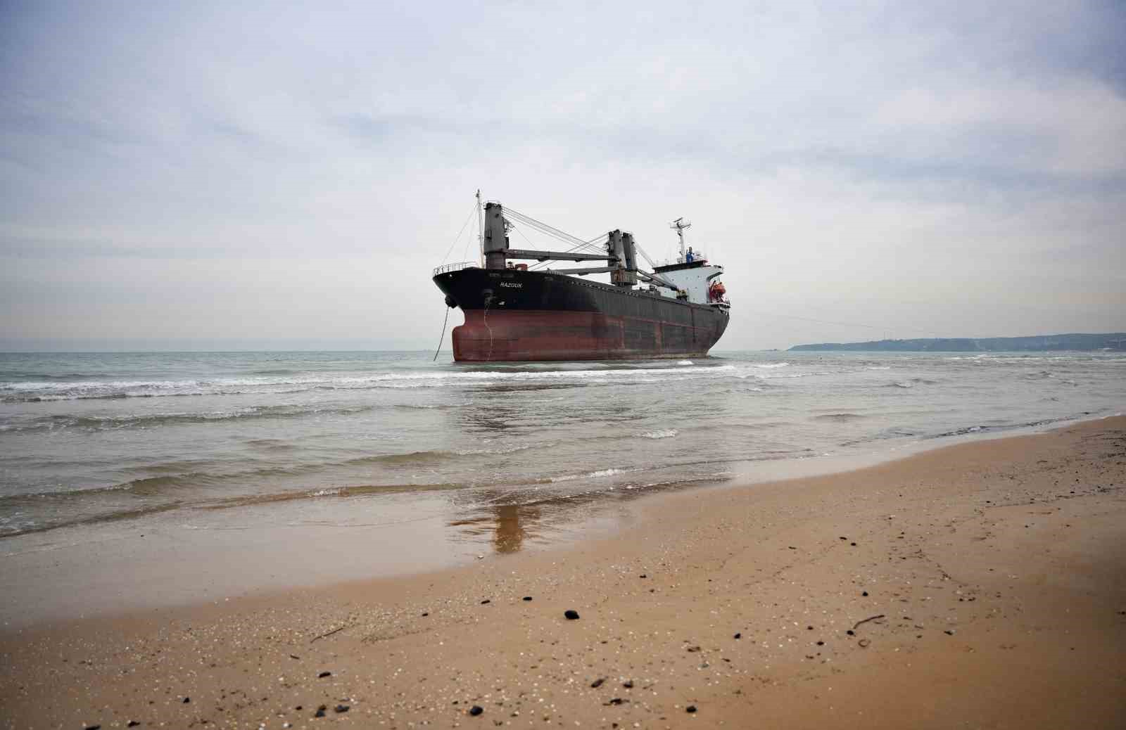 Sarıyer’de karaya oturan gemiyi kurtarma çalışmaları sürüyor
