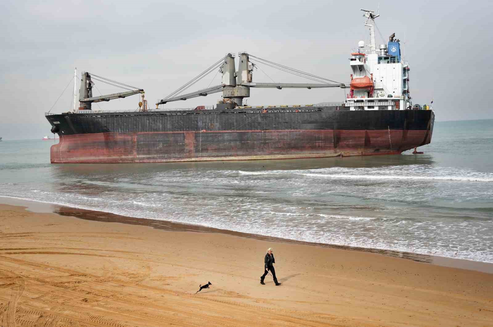 Sarıyer’de karaya oturan gemiyi kurtarma çalışmaları sürüyor
