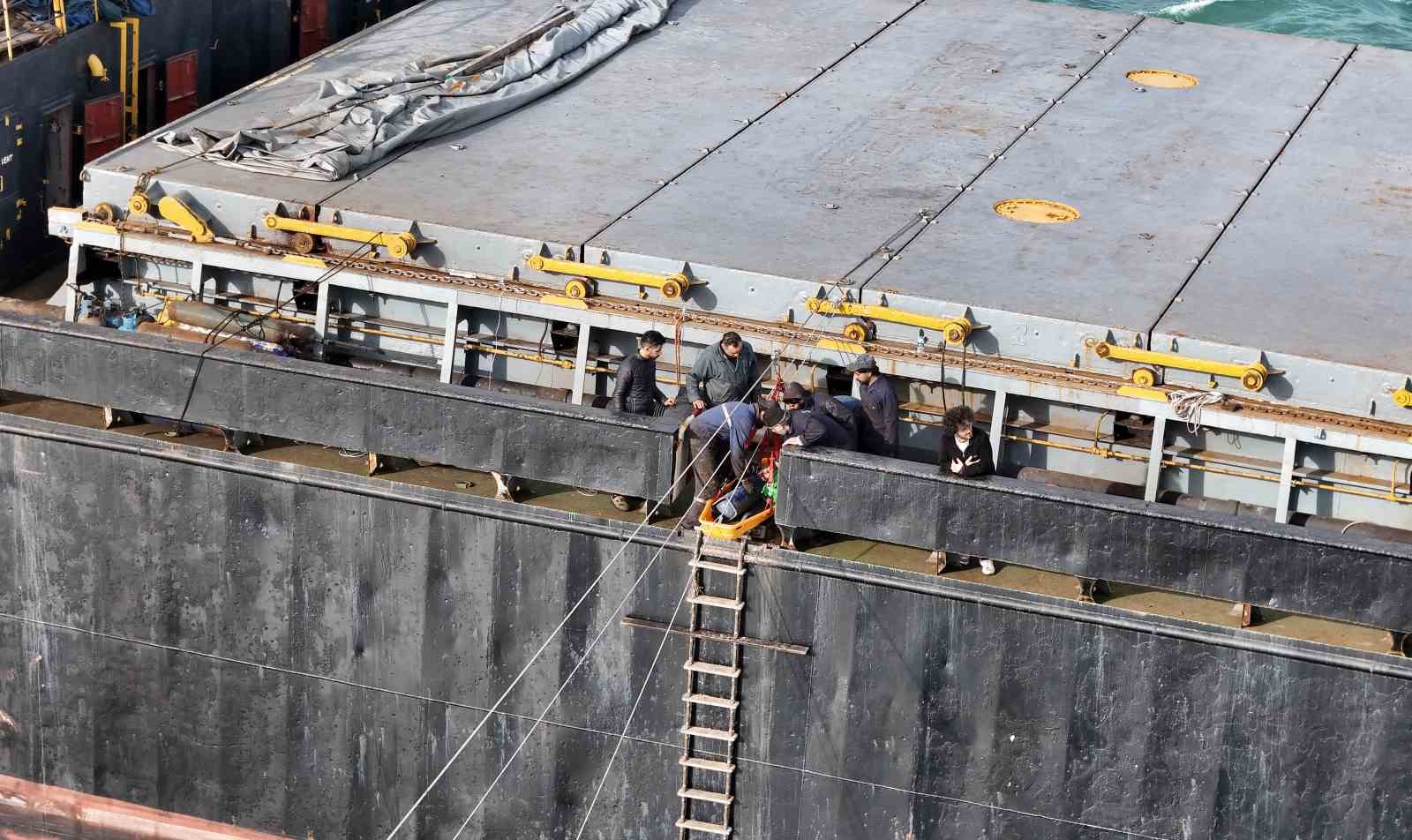 Sarıyer’de karaya oturan gemiyi kurtarma çalışmaları sürüyor
