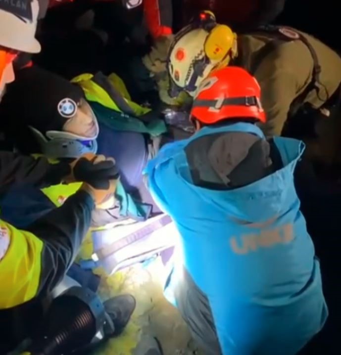 Sarıyer’de kaybolduktan 7 saat sonra bulunan kadının kurtarılma anları ortaya çıktı
Sarıyer’de kaybolduktan 7 saat sonra bulunan kadının kurtarılma anları ortaya çıktı