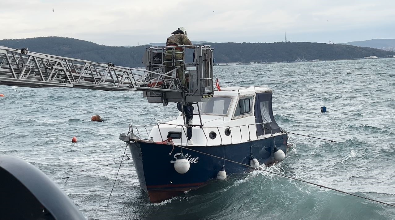 Sarıyer’de lodos nedeniyle teknede mahsur kalanları itfaiye kurtardı
Sarıyer’de lodos nedeniyle teknede mahsur kalanları itfaiye kurtardı