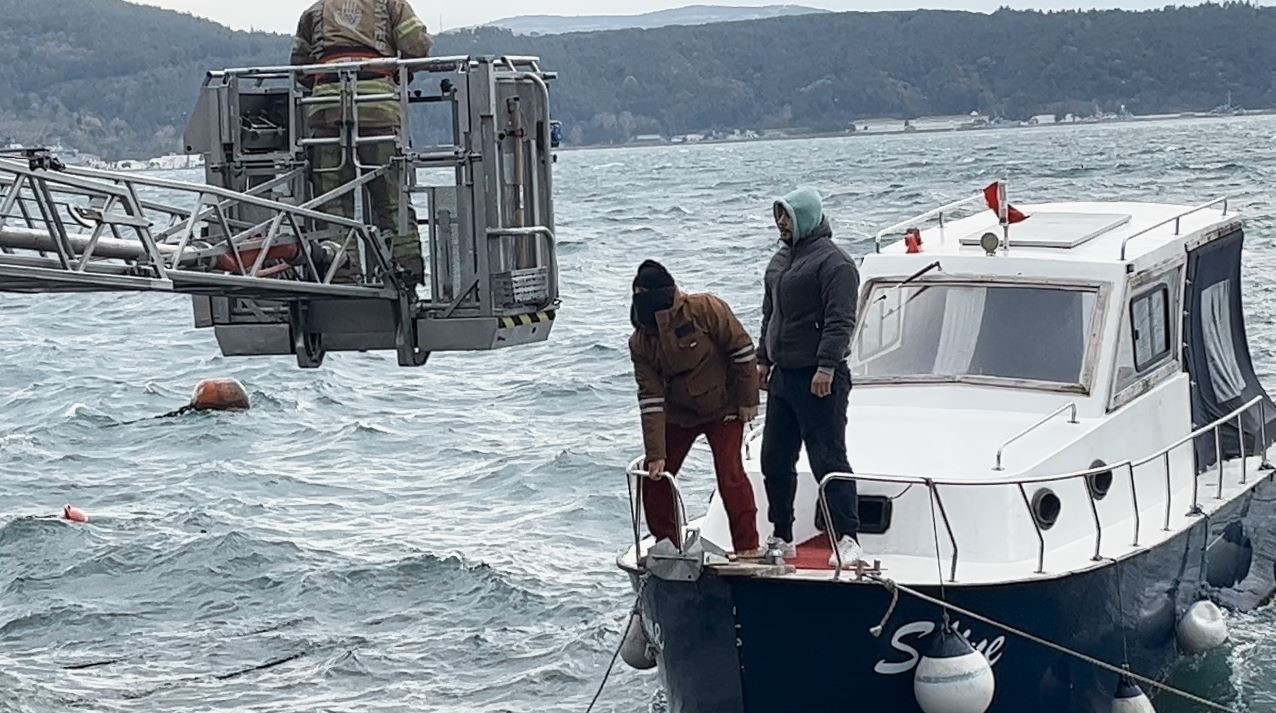 Sarıyer’de lodos nedeniyle teknede mahsur kalanları itfaiye kurtardı
Sarıyer’de lodos nedeniyle teknede mahsur kalanları itfaiye kurtardı