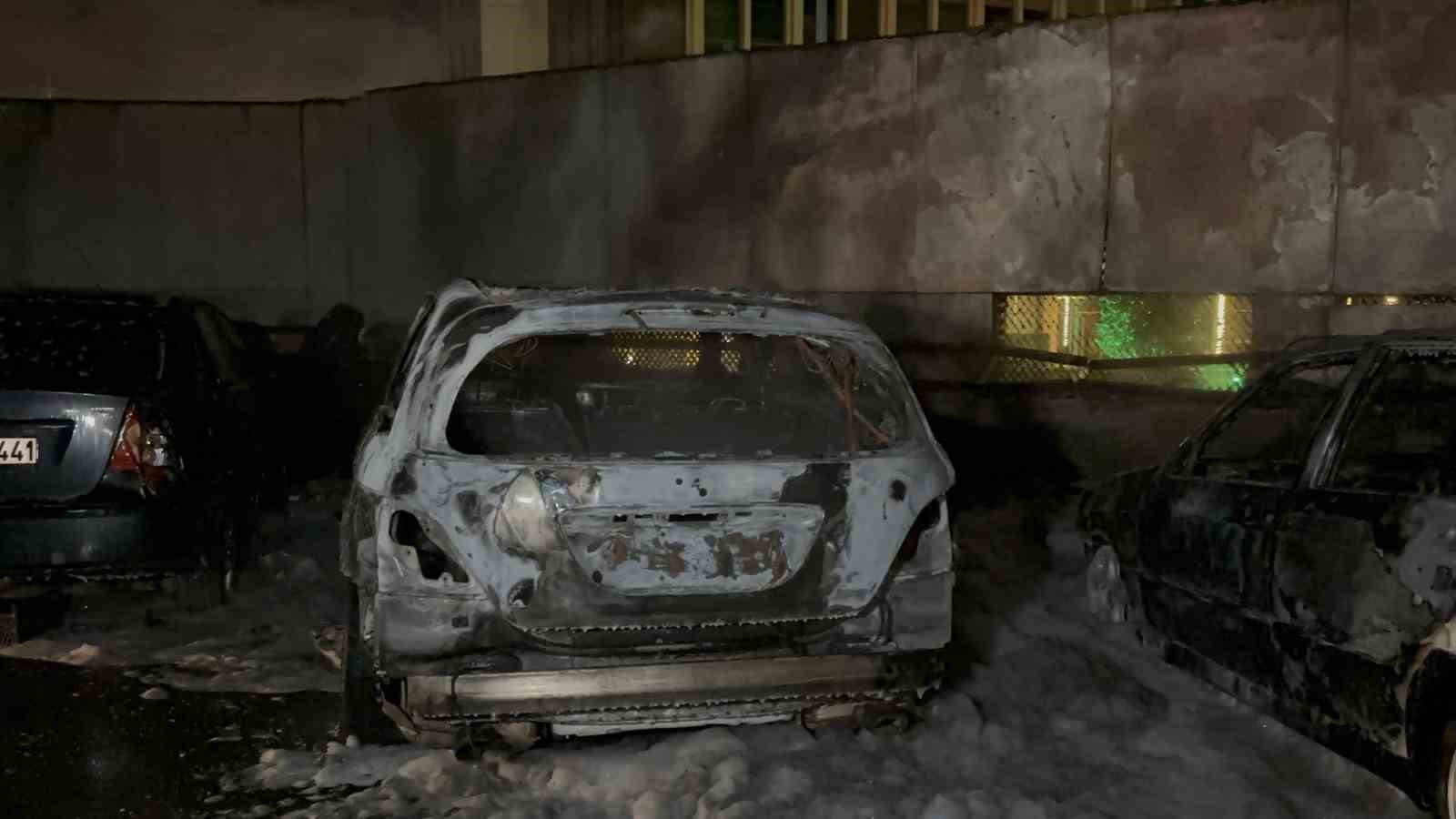 Sarıyer’de park halindeki 5 araç şüpheli bir şekilde alevlere teslim oldu
