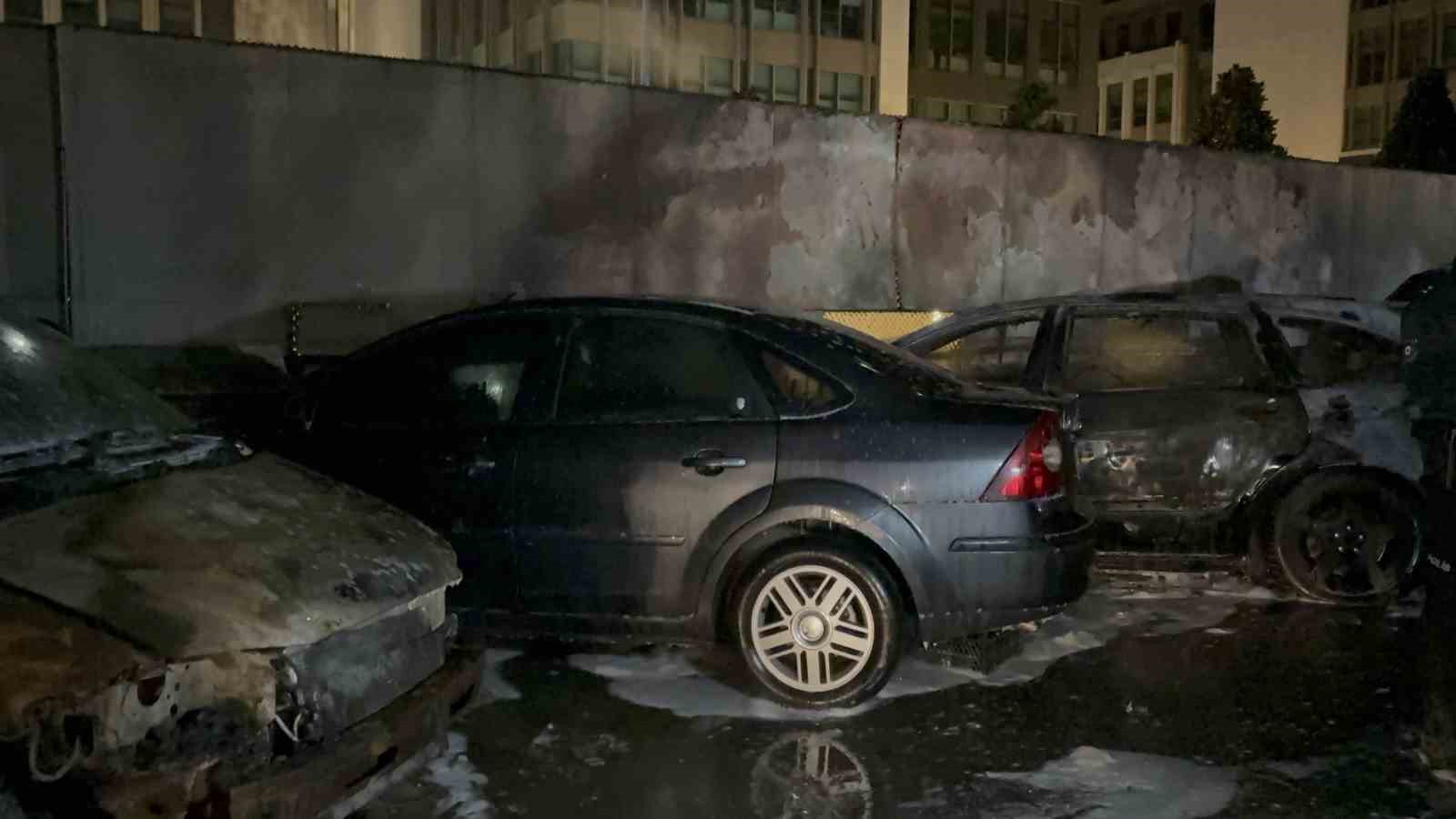 Sarıyer’de park halindeki 5 araç şüpheli bir şekilde alevlere teslim oldu
