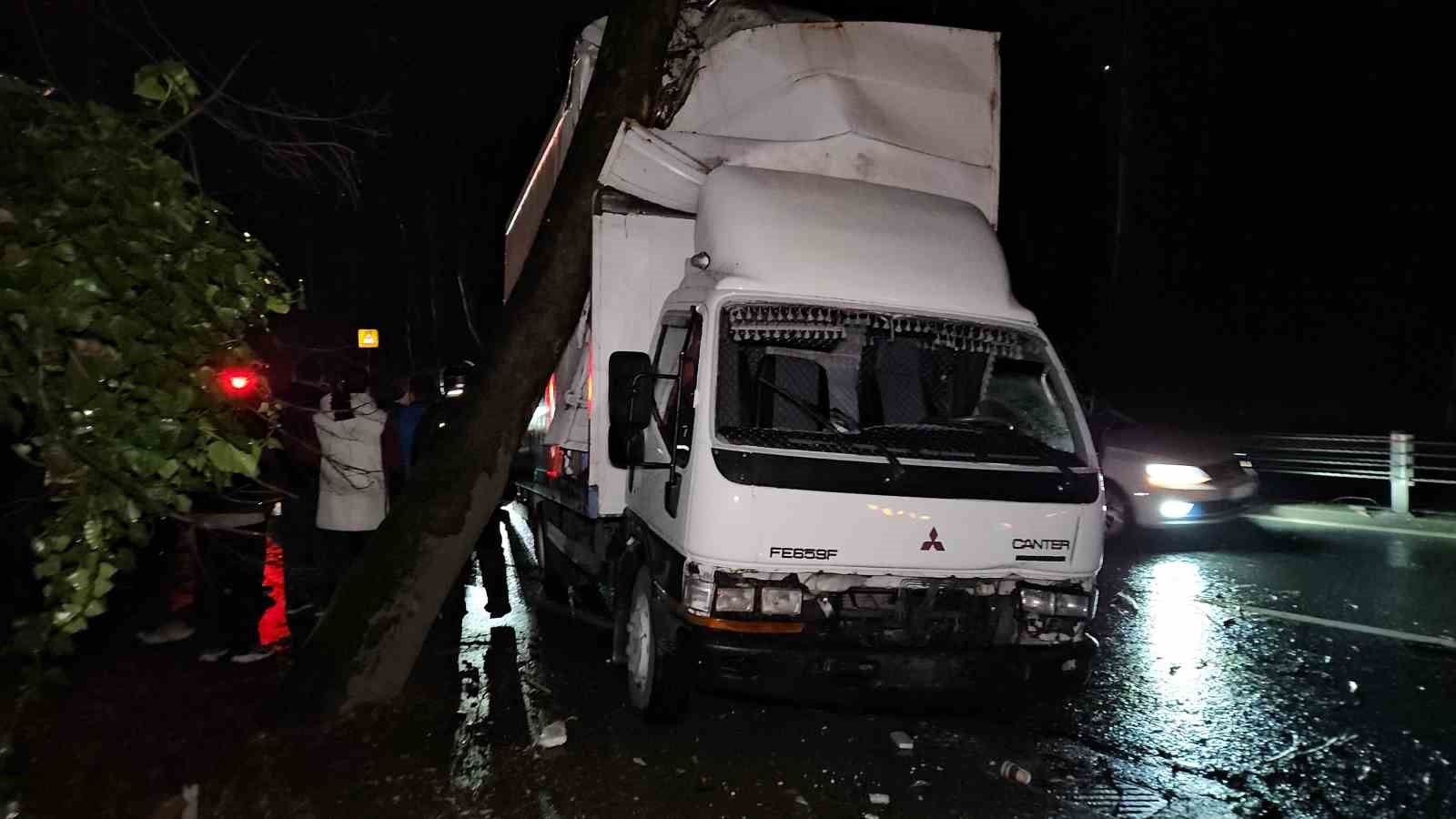 Sarıyer’de seyir halindeki kamyonet yol kenarındaki ağaca çarptı
