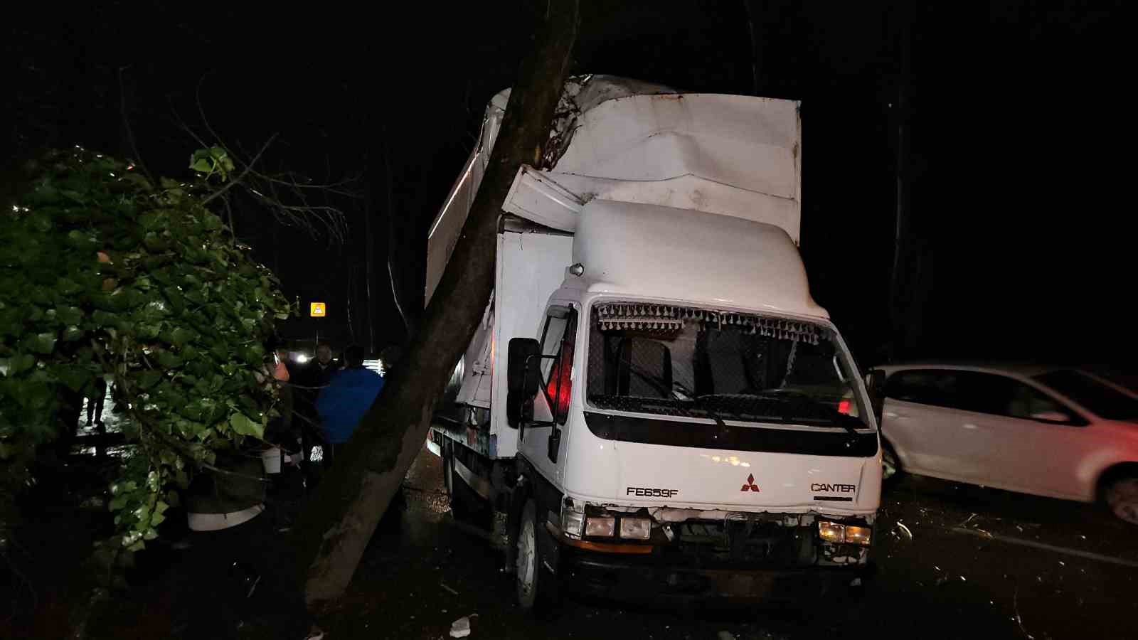Sarıyer’de seyir halindeki kamyonet yol kenarındaki ağaca çarptı
