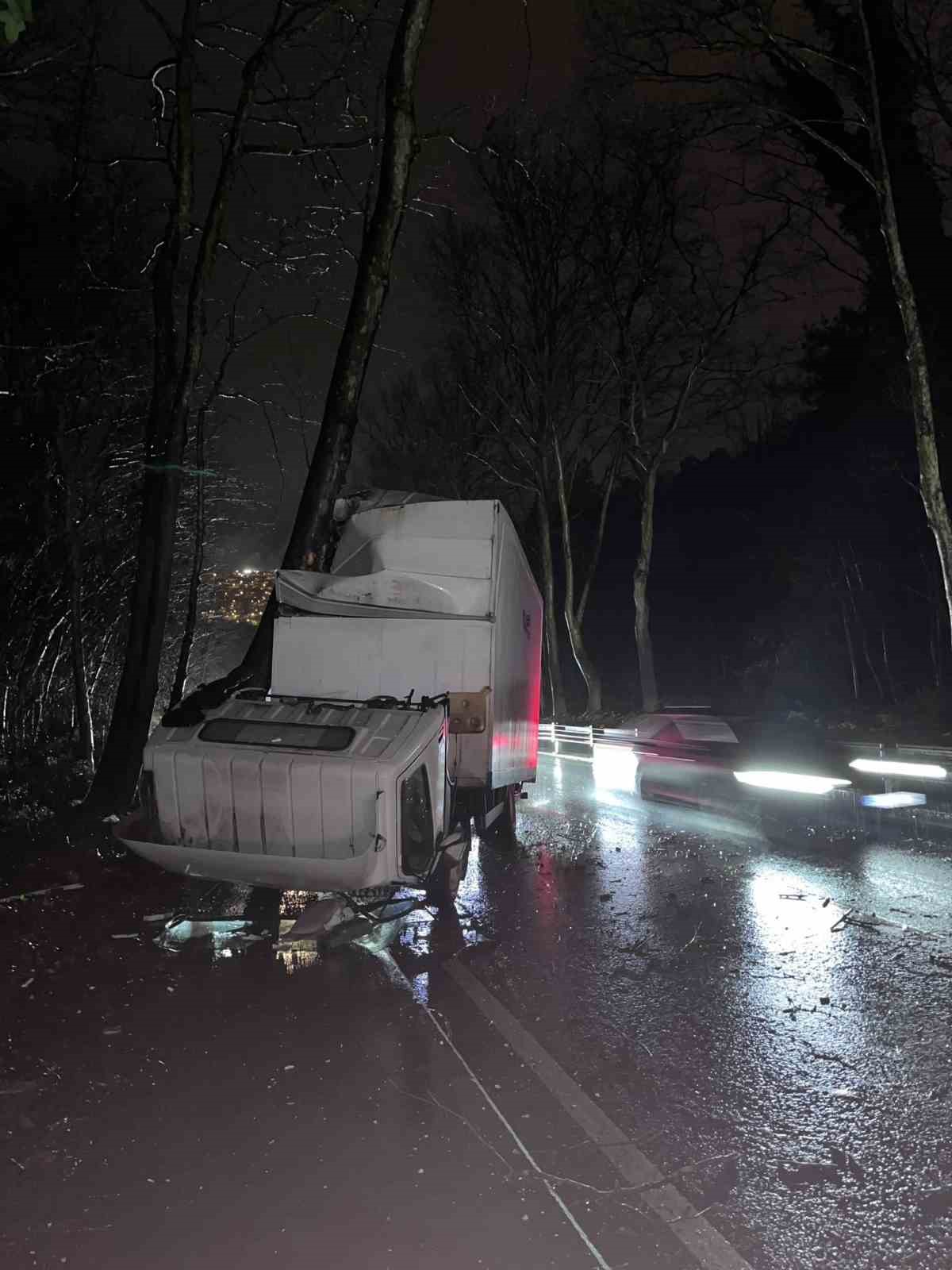Sarıyer’de seyir halindeki kamyonet yol kenarındaki ağaca çarptı
