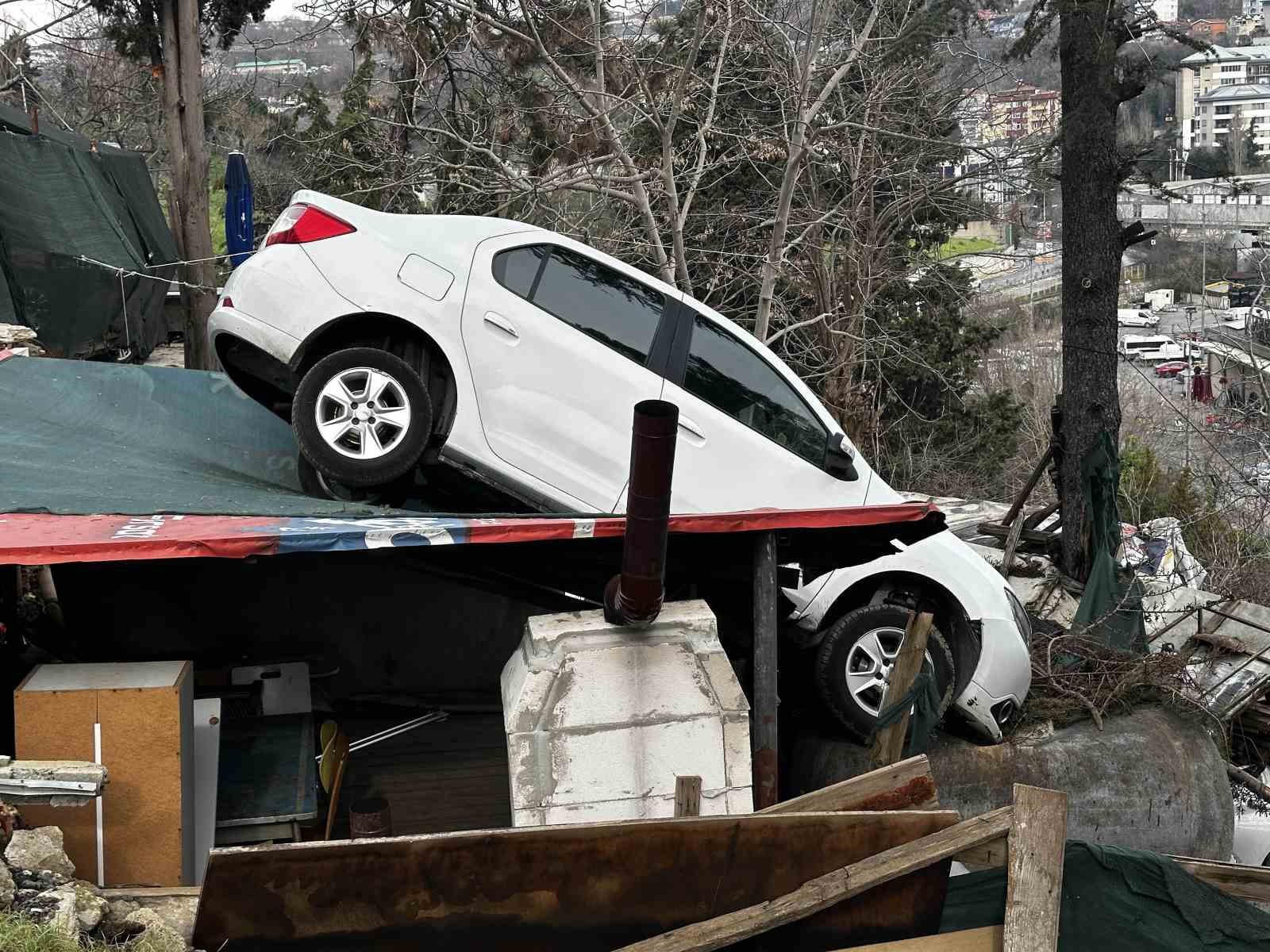 Sarıyer’de vitesi karıştırdı, otomobil kamelyanın üzerine uçtu
