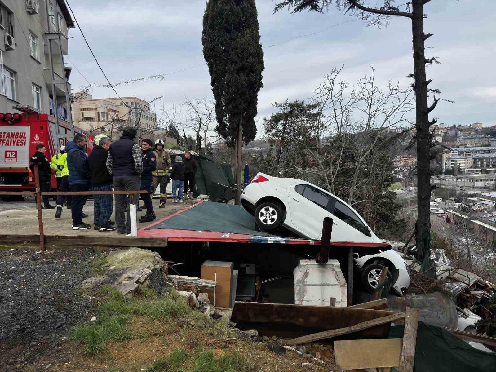 Sarıyer’de vitesi karıştırdı, otomobil kamelyanın üzerine uçtu

