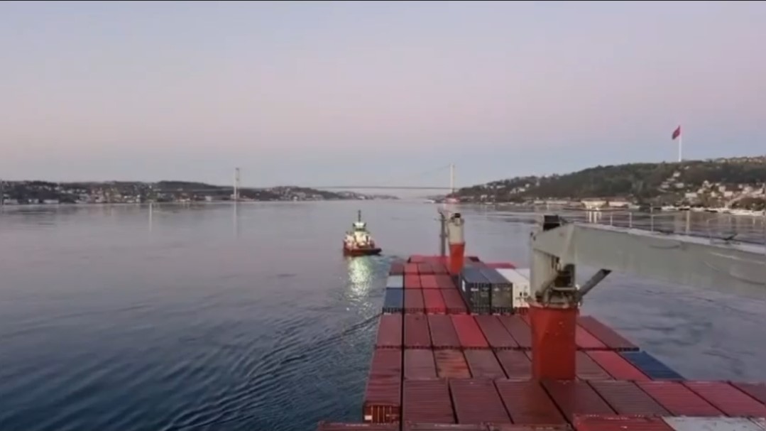 Sarıyer’de yalıya metreler kala karaya oturan konteyner gemisi yüzdürüldü
