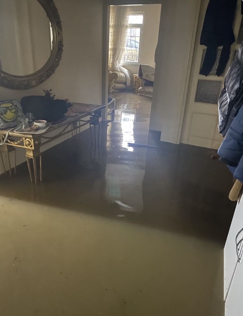 Sarıyer’de yine yağmur yine su baskını: Bodrum katlar sular altında kaldı vatandaş çileden çıktı
