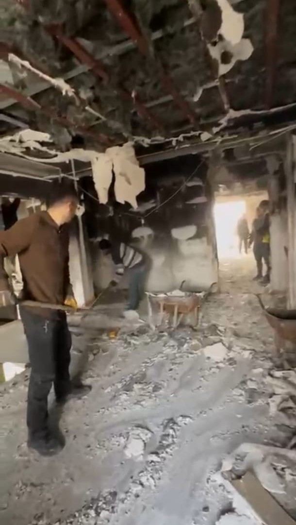 Şarj esnasında patlayan telefon, evi küle çevirdi
